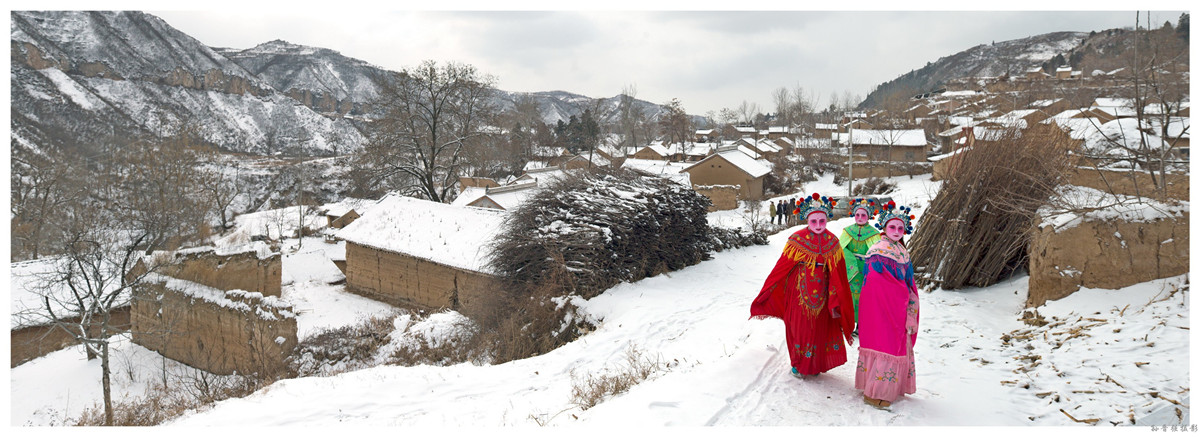 xnok38  白雪覆盖的山村中，身着戏装的姑娘成为一道亮丽的风景线_调整大小.jpg