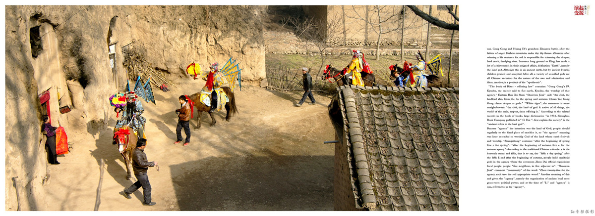xnok44  马社火入户游演，村民手拿红绸被面迎接。将红被面或挂在队员手持的道具上，或.jpg