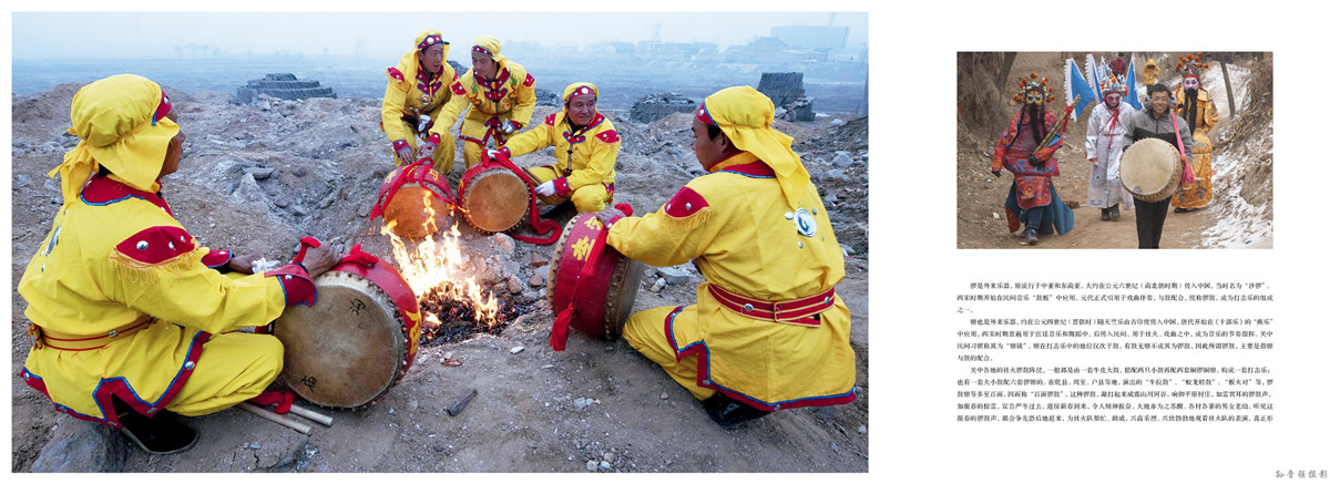 xnok94  （左）围着火堆烘烤鼓面，是鼓手们出村游演前要做的头一件事。_调整大小.jpg