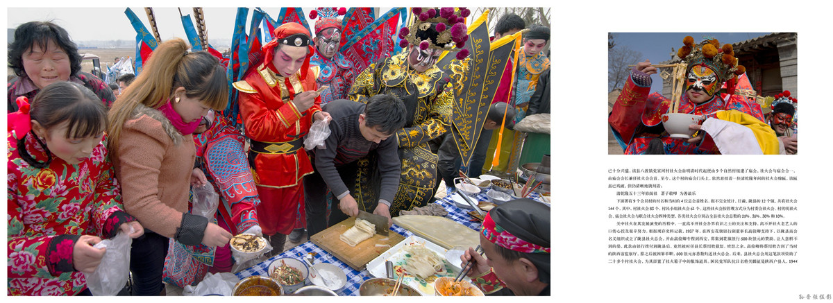 xnok136  （左）社火队到乡镇、县城表演时，队员们在广场边吃一碗凉皮、喝一碗豆腐脑.jpg